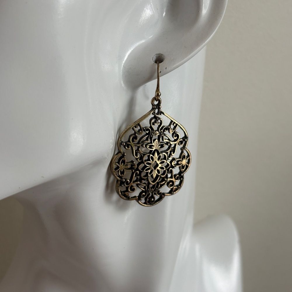 Filigree Flower Dangle Vintage Earrings.